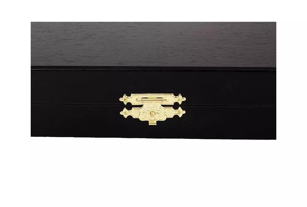 Eleganckie figury szachowe w czarnej drewnianej kasetce